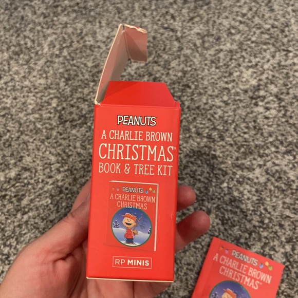 Adorable mini Charlie Brown Christmas tree and mini book - Picture 8 of 10